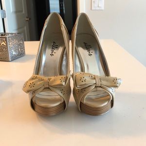 NWOT! Natural bow tie heels